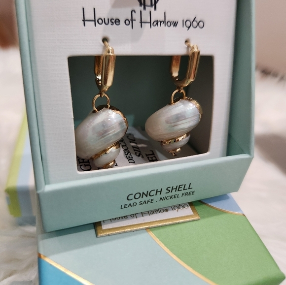 🔹️House of Harlow🔹️ 1960 Gold and White  Conch Sea Shell Dangle Earrings - Picture 2 of 8
